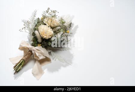 Un bouquet di fiori secchi posti su sfondo bianco. Matrimonio, concetto festivo. Foto Stock