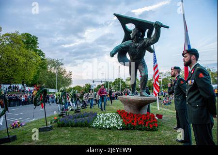 Gli ufficiali militari sono visti levarsi in piedi in su davanti a parecchie corone dei fiori. In questo giorno, in tutto il paese, si svolgono cerimonie per commemorare civili e soldati in tutto il mondo durante la seconda guerra mondiale e altri conflitti. A Nijmegen si è svolta una cerimonia all'interno della Chiesa di Santo Stefano, da lì una processione silenziosa ha preso le strade per il 'Keizer Traianusplein', dove due monumenti in ricordo delle vittime della seconda Guerra Mondiale Alzati. La cerimonia ufficiale è iniziata con due minuti di silenzio, dopo di che il sindaco di Nijmegen Hubert Bruls ha tenuto un discorso che ricorda le vittime e Th Foto Stock