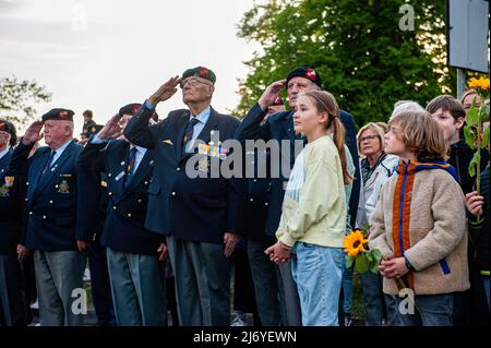 Un gruppo di veterani della seconda guerra mondiale ha visto prendere due minuti di silenzio. In questo giorno, in tutto il paese, si svolgono cerimonie per commemorare civili e soldati in tutto il mondo durante la seconda guerra mondiale e altri conflitti. A Nijmegen si è svolta una cerimonia all'interno della Chiesa di Santo Stefano, da lì una processione silenziosa ha preso le strade per il 'Keizer Traianusplein', dove due monumenti in ricordo delle vittime della seconda Guerra Mondiale Alzati. La cerimonia ufficiale è iniziata con due minuti di silenzio, dopo di che il sindaco di Nijmegen Hubert Bruls ha tenuto un discorso ricordando le vittime e i fatti che si apprestano Foto Stock