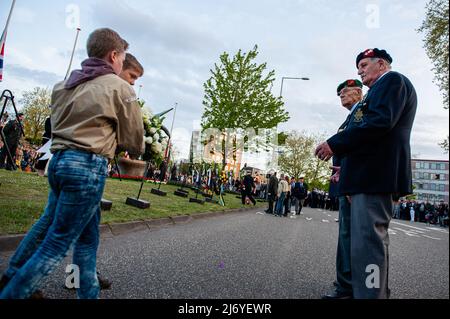 I ragazzi scout sono visti dare una corona di fiori ai veterani della seconda Guerra Mondiale. In questo giorno, in tutto il paese, si svolgono cerimonie per commemorare civili e soldati in tutto il mondo durante la seconda guerra mondiale e altri conflitti. A Nijmegen si è svolta una cerimonia all'interno della Chiesa di Santo Stefano, da lì una processione silenziosa ha preso le strade per il 'Keizer Traianusplein', dove due monumenti in ricordo delle vittime della seconda Guerra Mondiale Alzati. La cerimonia ufficiale è iniziata con due minuti di silenzio, dopo di che, il sindaco di Nijmegen Hubert Bruls ha tenuto un discorso ricordando le vittime e i fatti che h Foto Stock