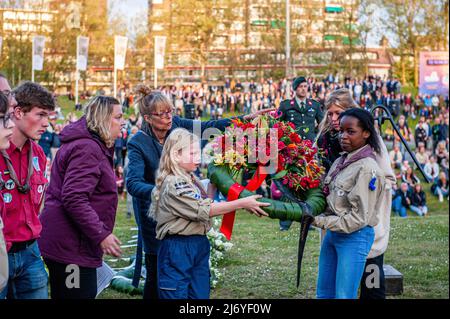 Scouts ragazza sono visti ricevere una corona di fiori durante la cerimonia. In questo giorno, in tutto il paese, si svolgono cerimonie per commemorare civili e soldati in tutto il mondo durante la seconda guerra mondiale e altri conflitti. A Nijmegen si è svolta una cerimonia all'interno della Chiesa di Santo Stefano, da lì una processione silenziosa ha preso le strade per il 'Keizer Traianusplein', dove due monumenti in ricordo delle vittime della seconda Guerra Mondiale Alzati. La cerimonia ufficiale è iniziata con due minuti di silenzio, dopo di che il sindaco di Nijmegen Hubert Bruls ha tenuto un discorso che ricorda le vittime e i fatti Foto Stock