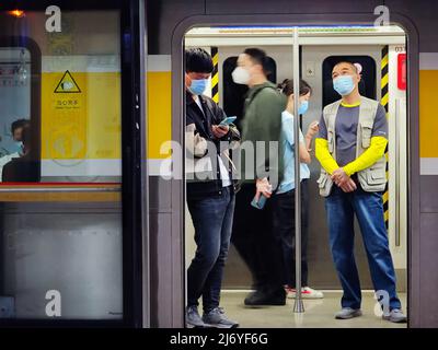 PECHINO, CINA - 5 MAGGIO 2022 - i passeggeri si trasferiscono durante l'ora di punta della mattina alla stazione della metropolitana di Dongsi a Pechino, capitale della Cina, 5 maggio 2022. AS Foto Stock