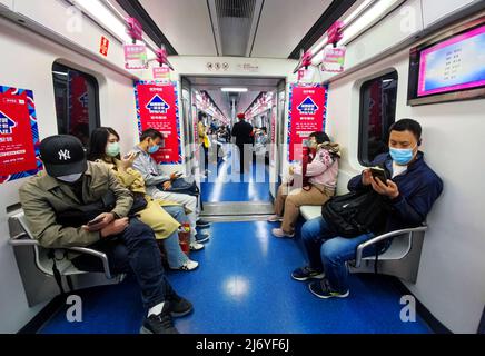 PECHINO, CINA - 5 MAGGIO 2022 - i passeggeri si trasferiscono durante l'ora di punta della mattina alla stazione della metropolitana di Dongsi a Pechino, capitale della Cina, 5 maggio 2022. AS Foto Stock