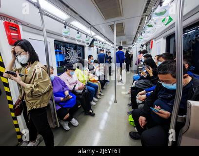 PECHINO, CINA - 5 MAGGIO 2022 - i passeggeri si trasferiscono durante l'ora di punta della mattina alla stazione della metropolitana di Dongsi a Pechino, capitale della Cina, 5 maggio 2022. AS Foto Stock