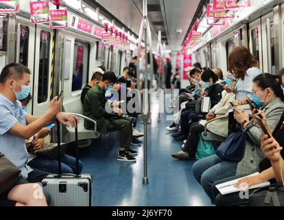 PECHINO, CINA - 5 MAGGIO 2022 - i passeggeri si trasferiscono durante l'ora di punta della mattina alla stazione della metropolitana di Dongsi a Pechino, capitale della Cina, 5 maggio 2022. AS Foto Stock