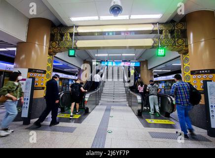 PECHINO, CINA - 5 MAGGIO 2022 - i passeggeri si trasferiscono durante l'ora di punta della mattina alla stazione della metropolitana di Dongsi a Pechino, capitale della Cina, 5 maggio 2022. AS Foto Stock