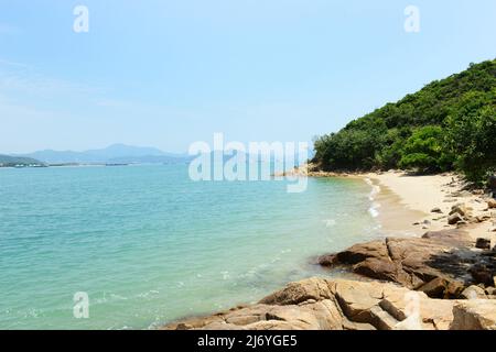 Belle piccole spiagge lungo il sentiero per famiglie a Peng Chau, Hong Kong. Foto Stock