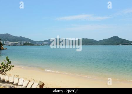 Belle piccole spiagge lungo il sentiero per famiglie a Peng Chau, Hong Kong. Foto Stock