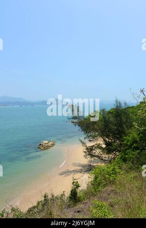 Belle piccole spiagge lungo il sentiero per famiglie a Peng Chau, Hong Kong. Foto Stock