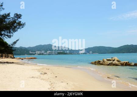 Belle piccole spiagge lungo il sentiero per famiglie a Peng Chau, Hong Kong. Foto Stock