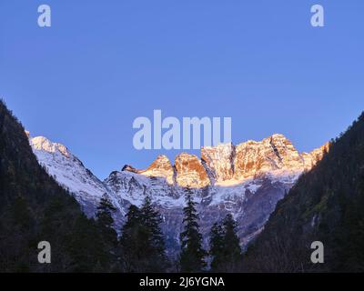 monte jiariren-an delle montagne di neve meili all'alba nella provincia cinese di yunnan Foto Stock
