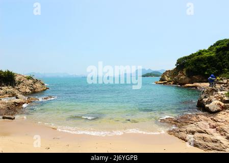 Belle piccole spiagge lungo il sentiero per famiglie a Peng Chau, Hong Kong. Foto Stock