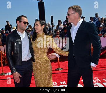 Kai Dugan, membro del cast Jennifer Connelly e Paul Bettany partecipano alla prima del film drammatico "Top Gun: Maverick" alla USS Midway di San Diego, California, mercoledì 4 maggio 2022. Foto di Jim Ruymen/UPI Foto Stock