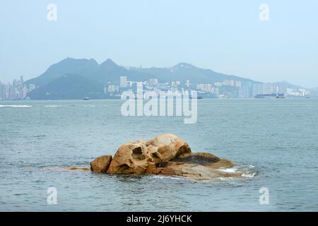 Una vista dell'isola di Hong Kong dall'isola di Peng Chau a Hong Kong. Foto Stock