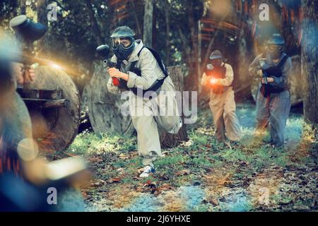 Squadre che giocano a paintball all'aperto Foto Stock