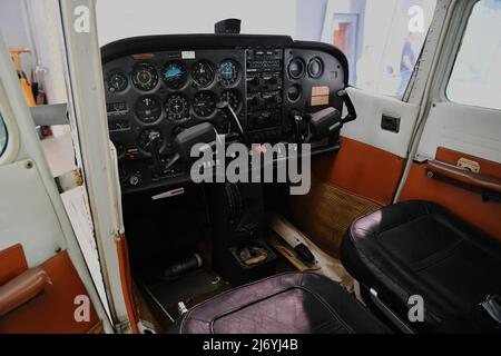 03 maggio 2022, Berlino: Vista nel pozzetto della Cessna dell'ex pilota del Cremlino Mathias Rust. L'aereo si trova in un hangar a Gatow Airfield. 35 anni dopo il famoso volo di Mathias Rust per Mosca, la Cessna da allora può essere vista in una mostra speciale a Berlino. A partire da maggio 6, l'aeromobile sarà parte della presentazione "volo alla frontiera" (fino a ottobre 30). La mostra al Military History Museum di Gatow Airfield riguarda "spionaggio, fughe e voli randagi durante la Guerra fredda", come dice l'annuncio. Foto: Paul Zinken/dpa Foto Stock