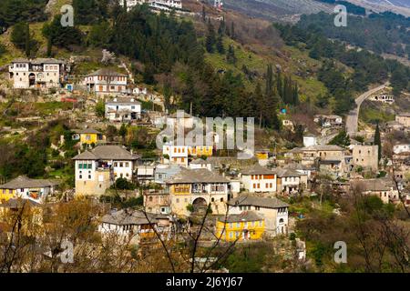 Vista sui quartieri residenziali della città di Gjirokastra Foto Stock