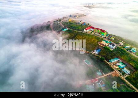 Vista aerea della città nella nebbia di prima mattina è bella nelle Highlands di da Lat, Vietnam Foto Stock