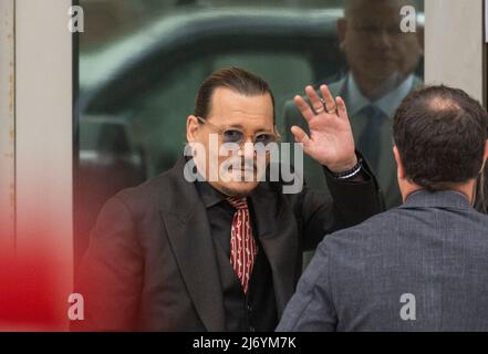 Johnny Depp ondeggia verso i suoi fan mentre arriva al tribunale della contea di Fairfax, a Fairfax, per la ripresa del loro processo civile con Amber sentito Martedì, 3 maggio 2022. Foto di Ron Sachs/CNP/ABACAPRESS.COM Foto Stock