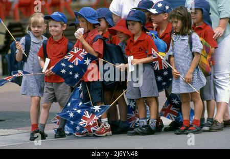 BAMBINI DELLA SCUOLA ELEMENTARE IN UN'ESCURSIONE IN CITTÀ IL GIORNO DELL'AUSTRALIA PER VEDERE LA PARATA. SYDNEY, NSW, AUSTRALIA. Foto Stock