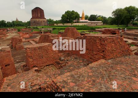 Rovine di strutture in mattoni a Dhamek stupa complesso a Sarnath, alla periferia di Varanasi, Uttar Pradesh, India. Foto Stock