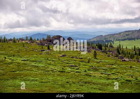 Scogliere di pietra sul fianco della montagna. Catena montuosa di Seminsky ad Altai, Siberia. Foto Stock