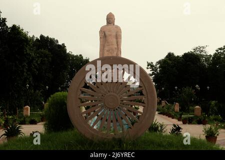 Una statua in pietra arenaria alta 80 piedi del Buddha in piedi a Sarnath alla periferia di Varanasi, Uttar Pradesh, India. Costruita dal 1997 al 2011, la statua fu il risultato di uno sforzo congiunto tra Thailandia e India. Foto Stock