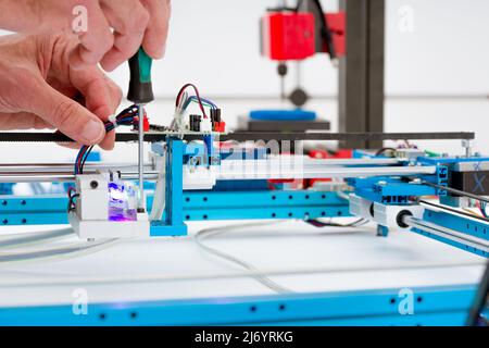 Assemblaggio della macchina da taglio laser CNC per le parti di apparecchiature mediche di precisione Foto Stock