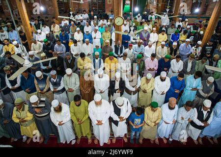 I fedeli musulmani di Kashmiri offrono preghiere a Eid-al-Fitr in una moschea locale di Srinagar. Il festival EID-al-Fitr segna la fine del mese del Santo digiuno del Ramadan. Nel frattempo le autorità indiane non hanno permesso le preghiere di Eid-al-Fitr nella storica Jamia Masjid o Grande Moschea di Kashmir e nel terreno di Eidgah, e solo essere consentito alla Moschea di Jamia se tenuto prima del 7am, le autorità hanno detto. (Foto di Faisal Bashir / SOPA Images/Sipa USA) Foto Stock