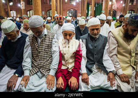 I fedeli musulmani di Kashmiri offrono preghiere a Eid-al-Fitr in una moschea locale di Srinagar. Il festival EID-al-Fitr segna la fine del mese del Santo digiuno del Ramadan. Nel frattempo le autorità indiane non hanno permesso le preghiere di Eid-al-Fitr nella storica Jamia Masjid o Grande Moschea di Kashmir e nel terreno di Eidgah, e solo essere consentito alla Moschea di Jamia se tenuto prima del 7am, le autorità hanno detto. (Foto di Faisal Bashir / SOPA Images/Sipa USA) Foto Stock