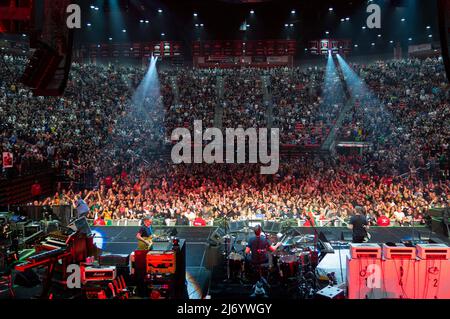 3 maggio 2022, San Diego, California, USA: Il gruppo rock Pearl Jam si esibisce dal vivo sul palco in concerto presso la Viejas Arena presso la San Diego state University. (Credit Image: © K.C. Filo Alfred/ZUMA/ZUMAPRESS.com) Foto Stock