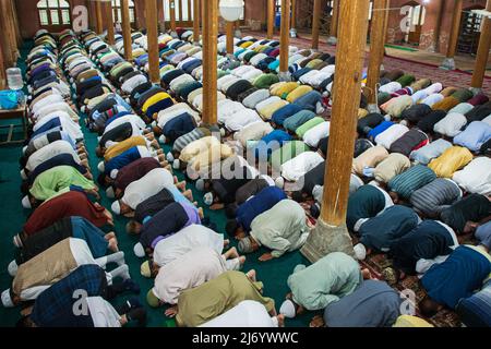 2 maggio 2022, Srinagar, Jammu e Kashmir, India: I fedeli musulmani di Kashmiri che offrono preghiere a Eid-al-Fitr in una moschea locale di Srinagar. Il festival EID-al-Fitr segna la fine del mese del Santo digiuno del Ramadan. Nel frattempo le autorità indiane non hanno permesso le preghiere di Eid-al-Fitr nella storica Jamia Masjid o Grande Moschea di Kashmir e nel terreno di Eidgah, e solo essere consentito alla Moschea di Jamia se tenuto prima del 7am, le autorità hanno detto. (Credit Image: © Faisal Bashir/SOPA Images via ZUMA Press Wire) Foto Stock