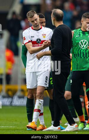 30 Aprile 2022, Baden-Wuerttemberg, Stoccarda: Calcio: Bundesliga, VfB Stoccarda - VfL Wolfsburg, Matchday 32, Mercedes-Benz Arena. Sasa Kalajdzic di Stoccarda (l) e Pellegrino Matarazzo (r) dopo la partita. Foto: Tom Weller/dpa - NOTA IMPORTANTE: In conformità con i requisiti del DFL Deutsche Fußball Liga e del DFB Deutscher Fußball-Bund, è vietato utilizzare o utilizzare fotografie scattate nello stadio e/o del match sotto forma di immagini di sequenza e/o serie di foto video-simili. Foto Stock