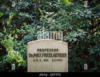 02 maggio 2022, Brandeburgo, Stahnsdorf: Una pietra per il musicologo Max Friedlaender si trova nel cortile sudoccidentale. Foto: Soeren Stache/dpa Foto Stock