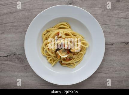 Spaghetti allo scoglio (spaghetti con frutti di mare). Pasta italiana con cozze, gamberi e vongole. Foto Stock