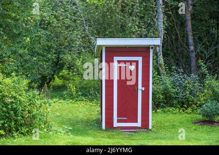 Esterno con un cuore sulla porta in un giardino Foto Stock