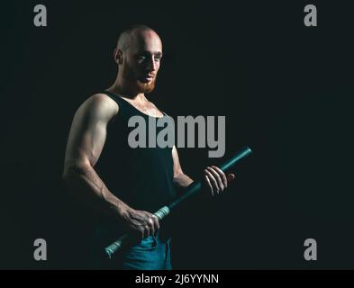 Ragazzo con mazza da baseball per combattere. Uomo pericoloso con emozione  seria. Autodifesa Foto stock - Alamy