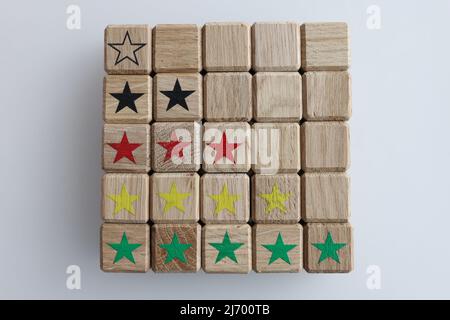 Wooden Cubes esamina stelle e feedback closeup Foto Stock