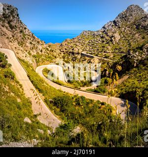 Immagine quadrata della serpentina delle baleari ma-2141 che si snoda verso sa calobra attraverso una valle nella zona del coll dels reis in sierra de tramuntana. Foto Stock