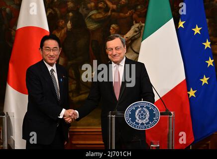 (220505) -- ROMA, 5 maggio 2022 (Xinhua) -- il primo ministro italiano Mario Draghi (R) scrolla le mani con il primo ministro giapponese Fumio Kishida a Roma, Italia, il 4 maggio 2022. Mercoledì i leader di Italia e Giappone hanno dichiarato di fare pressioni per una soluzione negoziata al conflitto ucraino. (Foto di Alberto Lingria/Xinhua) Foto Stock