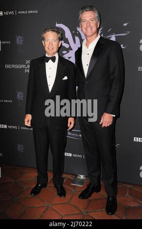 Nicolas Berggruen, Governatore della California Gavin Newson agli arrivi per il 5th, il gala annuale del Premio Berggruen, The Hearst Estate, Beverly Hills, CA 4 maggio 2022. Foto di: Elizabeth Goodenough/Everett Collection Foto Stock