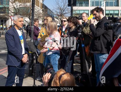 Il sindaco di Londra Sadiq Khan, che parla davanti alla Londra, si alza con la manifestazione Ucraina, Londra, per protestare contro l'invasione russa dell'Ucraina. Foto Stock