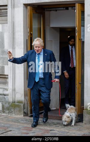 Westminster, Londra, Regno Unito. 5th maggio 2022.il primo Ministro britannico, Boris Johnson, insieme a Dilyn il cane da croce Jack Russell del PM, lasciando la stazione di polling dopo il voto nelle elezioni del governo locale. Amanda Rose/Alamy Live News Foto Stock