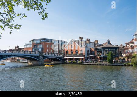 Vista sul Tamigi verso il Windsor Bridge e la Cote Brasserie sul lato Eton. La gente cena sulla terrazza sul fiume. Windsor, Inghilterra, Regno Unito Foto Stock