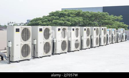 compressore per aria condizionata all'aperto installato all'esterno dell'edificio. Foto Stock