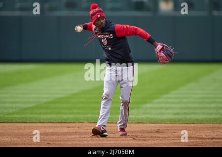 Maggio 4 2022: Washington utility infeelder Dee Gordon-Strange (9) durante la pre-partita con Washington Nationals e Colorado Rockies tenuto al Coors Field a Denver Co. David Seelig/Cal Sport Medi Foto Stock