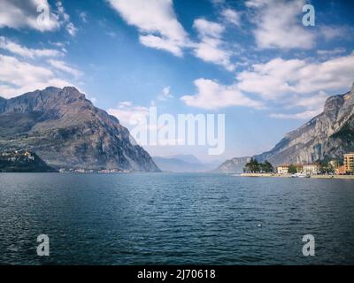 Vista panoramica di un lago dalle montagne contro il cielo Foto Stock