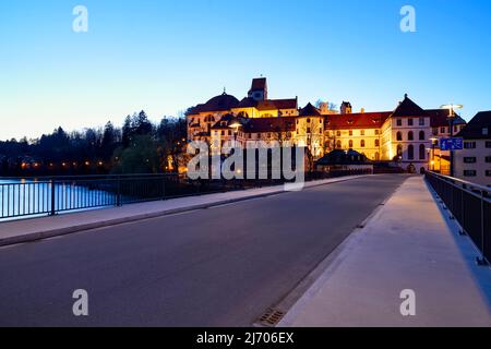 Germania Baviera strada Romantica. Fussen. St. Mang Abbey e museo sul fiume Lech Foto Stock