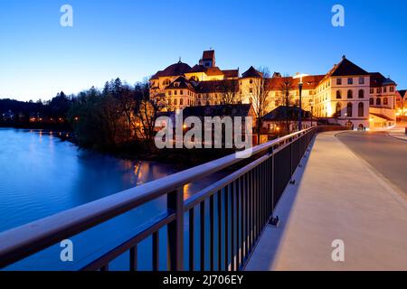 Germania Baviera strada Romantica. Fussen. St. Mang Abbey e museo sul fiume Lech Foto Stock