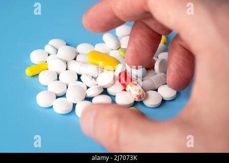 Persona che prende le pillole, droghe o pillole dipendenza, immagine di concetto Foto Stock